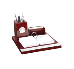 ست رومیزی
ساعت عقربه ای با نوار فلزی نقره ای، جاقلمی، جا کارت ویزیت و تقویم رومیزی دفترچه ای (365 صفحه ای) به همراه جعبه مقوایـی