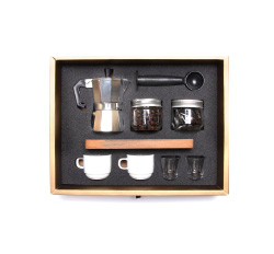 ست پذیرایی مدیریتی
-موکاپات
-سینی چوبی
-2عدد فنجان سرامیکی
-2عدد شات شیشه ای
-شکلات 
-قهوه
-جعبه کادویی کشویی(باکس بگ)