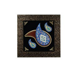 تابلو میناکاری شده 
طرح بته جقه همراه با قاب نفیس و بسته بندی مناسب
کاری از صنایع دستی اصفهان 