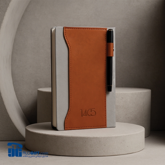 تصویر  سالنامه اروپايي روزانه ته دوخت  جلد ترمو دو تکه هرمز/جای خودکار 